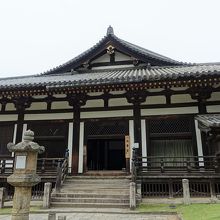 法華堂の正面から