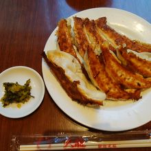 手前の割りばしと比較すると大きさが分かります。