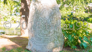 石の表面には面白い図案の絵が描かれています。