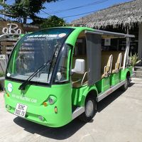 ビーチに行くシャトルバス、電気自動車で快適