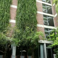 プール、奥はレストラン