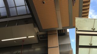 若者も利用する商店街