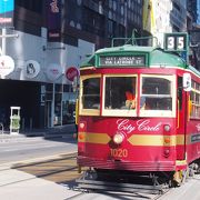 レトロな車体のトラムも走る