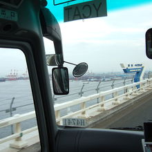 バスの中からベイブリッジの看板