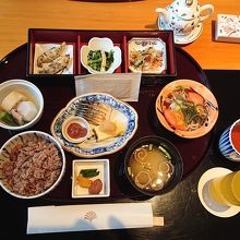 和食のコース。沖縄の食材味わえる。ご飯と味噌汁はお代わり可能