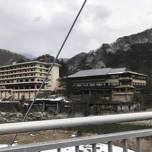 川の橋から旅館を見たらこんな感じです