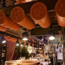 店内はです。内装がお祭りっぽく派手です。