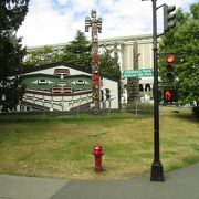 サンダーバードパークには多数の実物大のトーテムポール（レプリカ）が展示されています。
