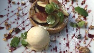 中庭に面したカフェ