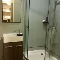 バスルーム　ちょっと狭い