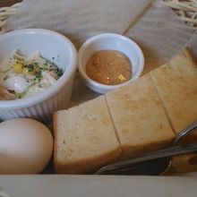 イチゴジャム、ピーナツクリーム、バターから選べます。