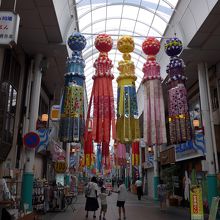 沢山の種類の商店が並びます