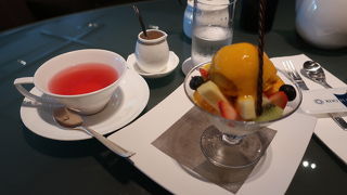 夏のトロピカルパフェ & フルーツ・カクテルティ ♪