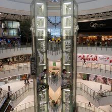 吹き抜けの場所にはエレベーターもあります