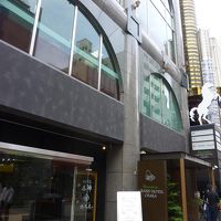 表は普通のビル。