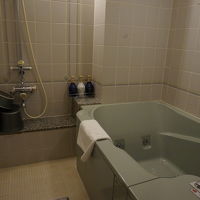 ジャグジー付のお風呂。かなり広い。家族５人でも入れそう。