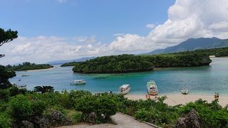 川平湾の砂浜と海を広く見張らせる展望台から記念写真。