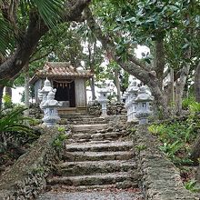 川平公園にある小さな神社の川平観音堂。海岸の景色と合ってます