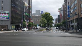 駅前から大通りへ続く道路
