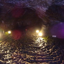 床には縄上溶岩が見られます