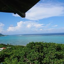 展望台から見える波が遠くの棚で砕ける景色。絶景です。