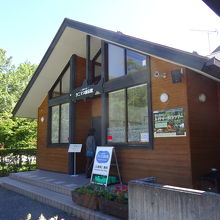 隣接するクニマス展示館。こちらは無料です