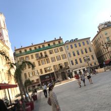 朝はあまり人がいません