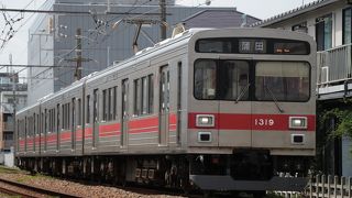 住宅地の中をのんびりと走る