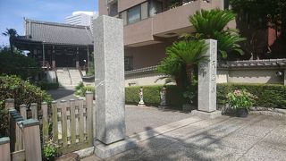 植え込みに六地蔵