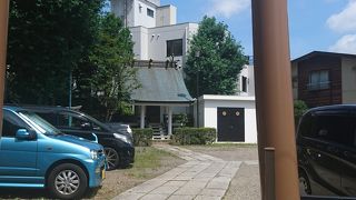 住宅街の駐車場のような神社