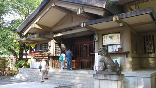 竹下通りのすぐそばにある厳かな場所