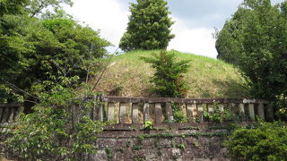 小さな古墳のような経塚