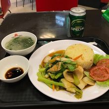 海鮮炒め　70,000VND、SAIGON Beer