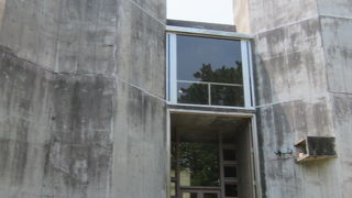 静かな松林に囲まれた場所にあり、雰囲気があります。