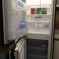 大きな冷蔵庫があります。