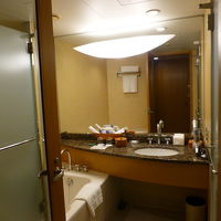 左のガラス戸の奥がトイレ，右のガラス戸の奥がシャワーです．