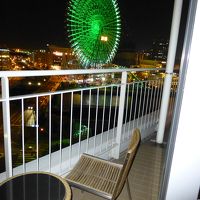 ベランダがあって夜景を楽しめます．