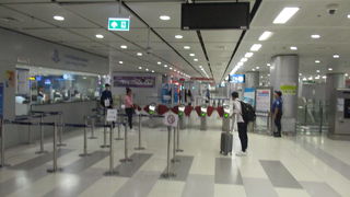 夏季休暇期間のスワンナプーム空港駅 (ARL)