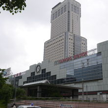 札幌駅から高層ビルが突き出ています
