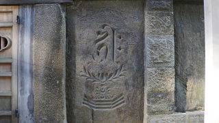 入口左右の板碑は見どころ