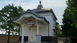 漆喰壁の蔵のような白い建物