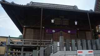 土台が石造りで真新しい感じ