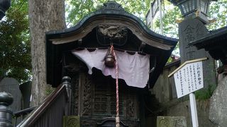 不動様が持つ剣の大きなのが建っていて