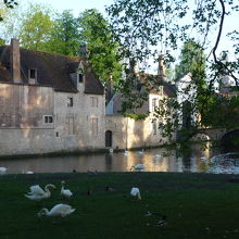愛の湖公園から見た修道院