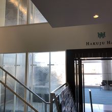 ホール入口　2基のエレベーターで1階から上がります。