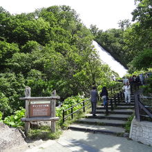 階段前の歩道　いや広場？　ここからでも滝は見えます