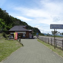 階段下から撮影　オシンコシン館まで１００ｍほど