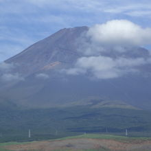 東富士演習場は、富士山の東側の裾野にあります。訓練が多い場所