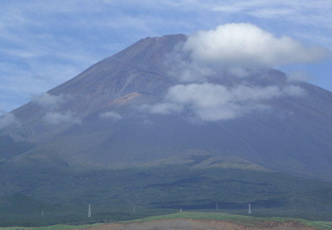 陸上自衛隊東富士演習場は、富士山の東側にある演習場で、富士火力演習等で有名です。