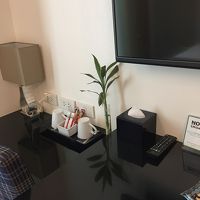 インスタントコーヒーとティーバッグがセットされています。